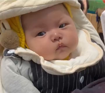 宝宝打哈欠被偷拍 瞬间变脸 网友：表情管理满分