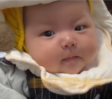 宝宝打哈欠被偷拍 瞬间变脸 网友：表情管理满分