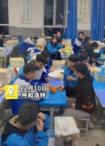 老师拍到学生“喝茶谈生意” 网友：学生时代的大佬