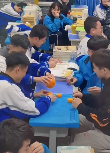 老师拍到学生“喝茶谈生意” 网友：学生时代的大佬