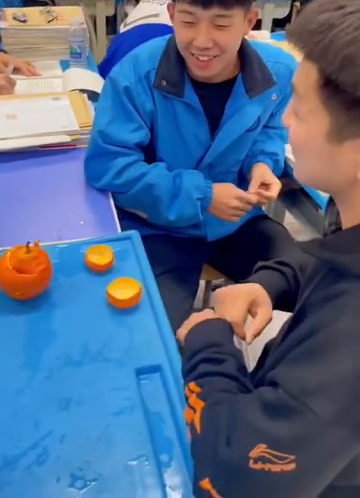 老师拍到学生“喝茶谈生意” 网友：学生时代的大佬