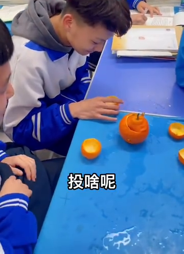 老师拍到学生“喝茶谈生意” 网友：学生时代的大佬