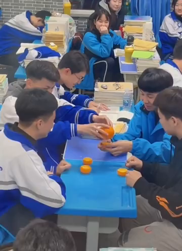 老师拍到学生“喝茶谈生意” 网友：学生时代的大佬