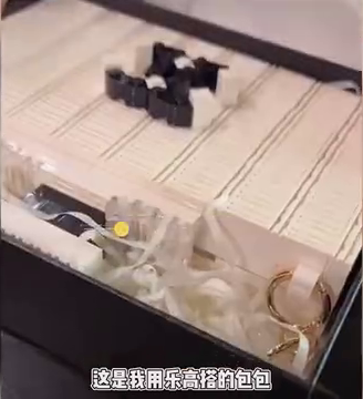 7岁儿子拼乐高包包送妈妈庆生：拼了3个多小时，心疼又感动