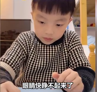 7岁儿子拼乐高包包送妈妈庆生：拼了3个多小时，心疼又感动