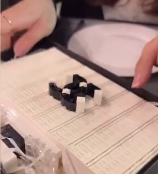 7岁儿子拼乐高包包送妈妈庆生：拼了3个多小时，心疼又感动