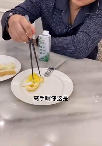 女儿吃爱心早餐爸爸被投喂边角料，爸爸：高手啊！