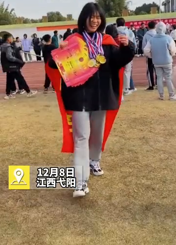 太凡尔赛了！老师身上挂满学生的奖牌，走出六亲不认的步伐