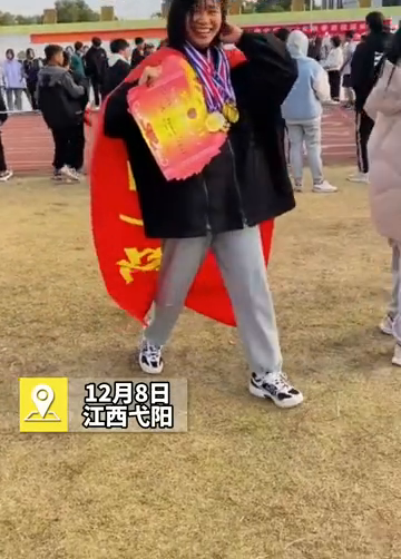 太凡尔赛了！老师身上挂满学生的奖牌，走出六亲不认的步伐