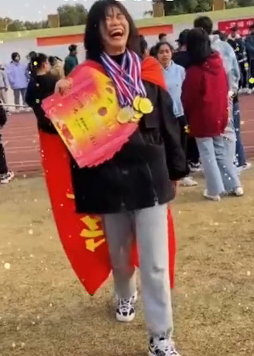 太凡尔赛了！老师身上挂满学生的奖牌，走出六亲不认的步伐