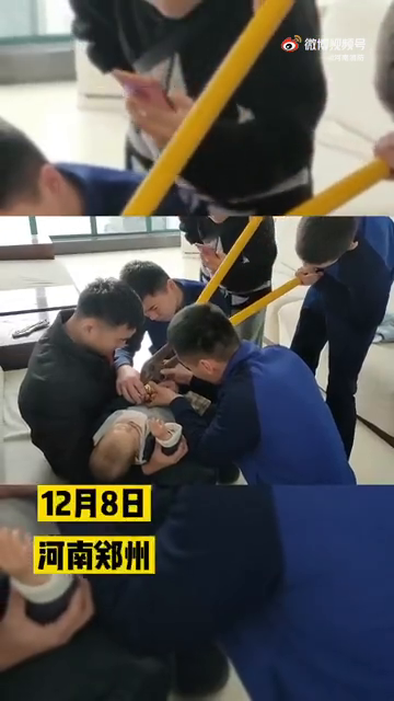 一岁宝宝手卡铃铛 救援过程超“淡定”