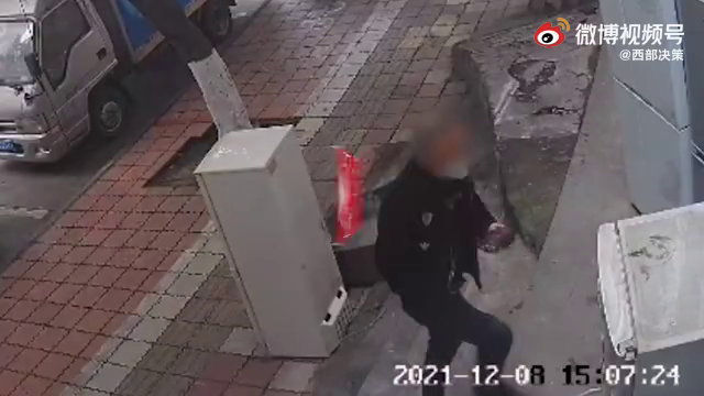 男子偷走幼儿园小朋友书包，原来作业真的会丢！