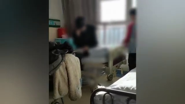 男孩边照顾住院母亲边备战考研：环境比较吵，孩子还是埋头学习