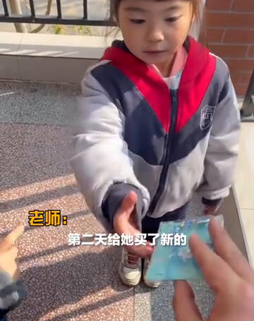 体育老师给女孩扎头发弄断头绳，女孩气得攥紧拳头