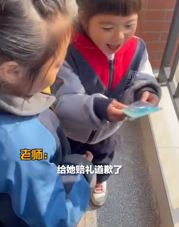 体育老师给女孩扎头发弄断头绳，女孩气得攥紧拳头