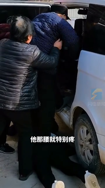 1米8外孙趴地当肉凳撑外公上车：姥爷踩一下又怎么样？