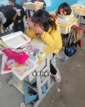 小学生写曾祖母去世作文，全班听后痛哭，老师：大多都是留守儿童