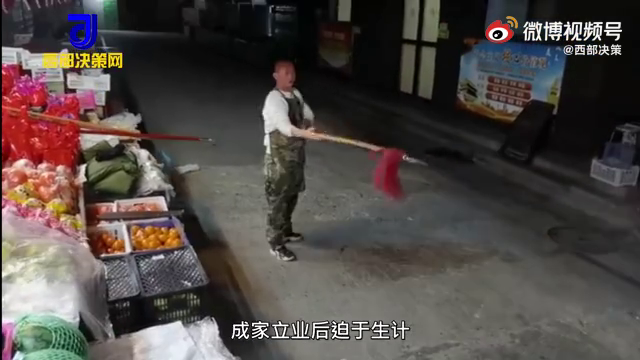 水果店老板摆摊间隙练武术：为生活放弃爱好，只能晚上练练