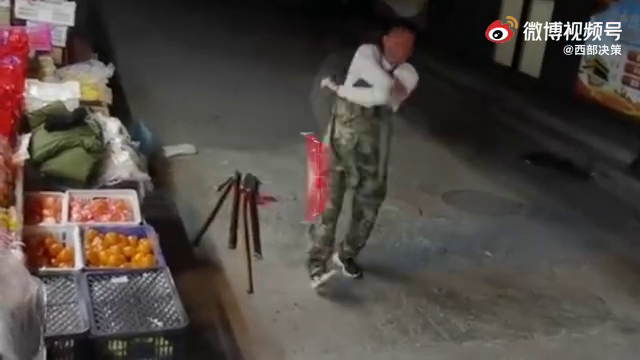 水果店老板摆摊间隙练武术：为生活放弃爱好，只能晚上练练