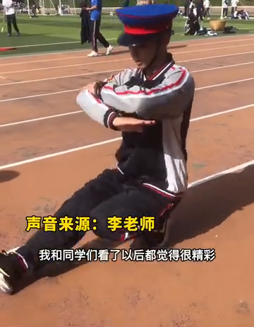 14岁男生课间的即兴舞蹈艳惊网友！网友：有点费腿力