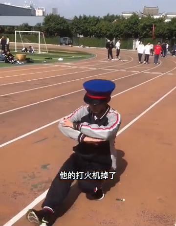 14岁男生课间的即兴舞蹈艳惊网友！网友：有点费腿力