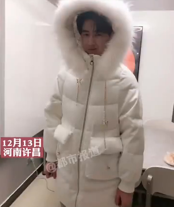 给老公买羽绒服不领情，老婆无奈自己穿，网友：总觉得哪儿不对劲