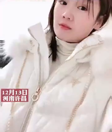 给老公买羽绒服不领情，老婆无奈自己穿，网友：总觉得哪儿不对劲