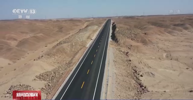 穿越戈壁荒漠 G312沙泉子至东盐湖公路正式通车