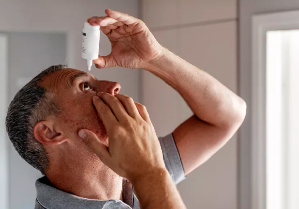 别再往眼球上滴眼药水了 别再往眼球上滴眼药水了