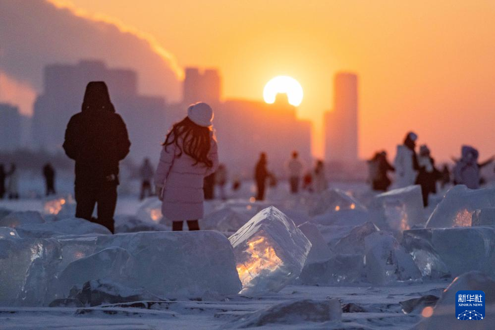 “冰城”哈尔滨：日落“钻石海” 浪漫引客来