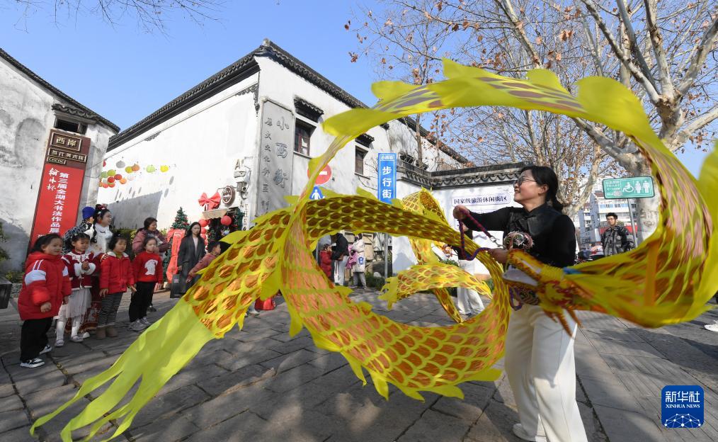 老街里的新春市集