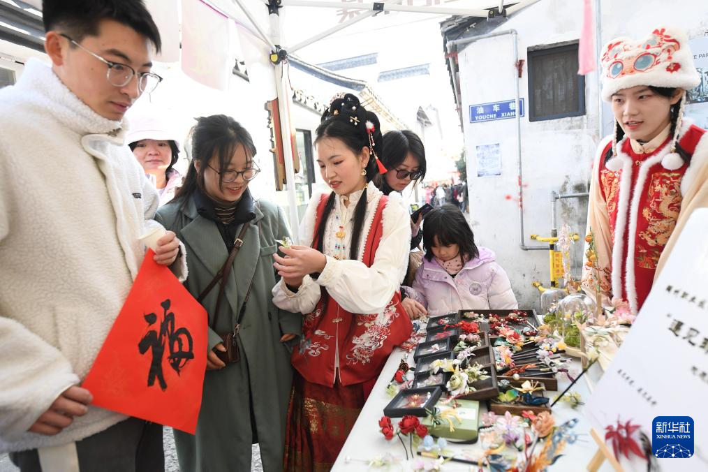 老街里的新春市集