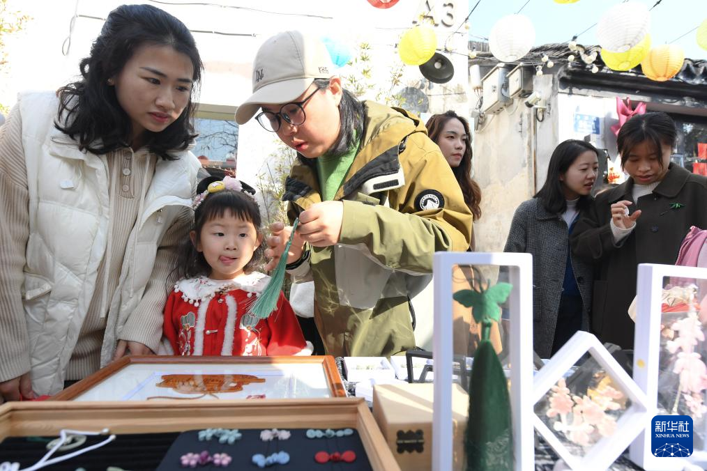 老街里的新春市集