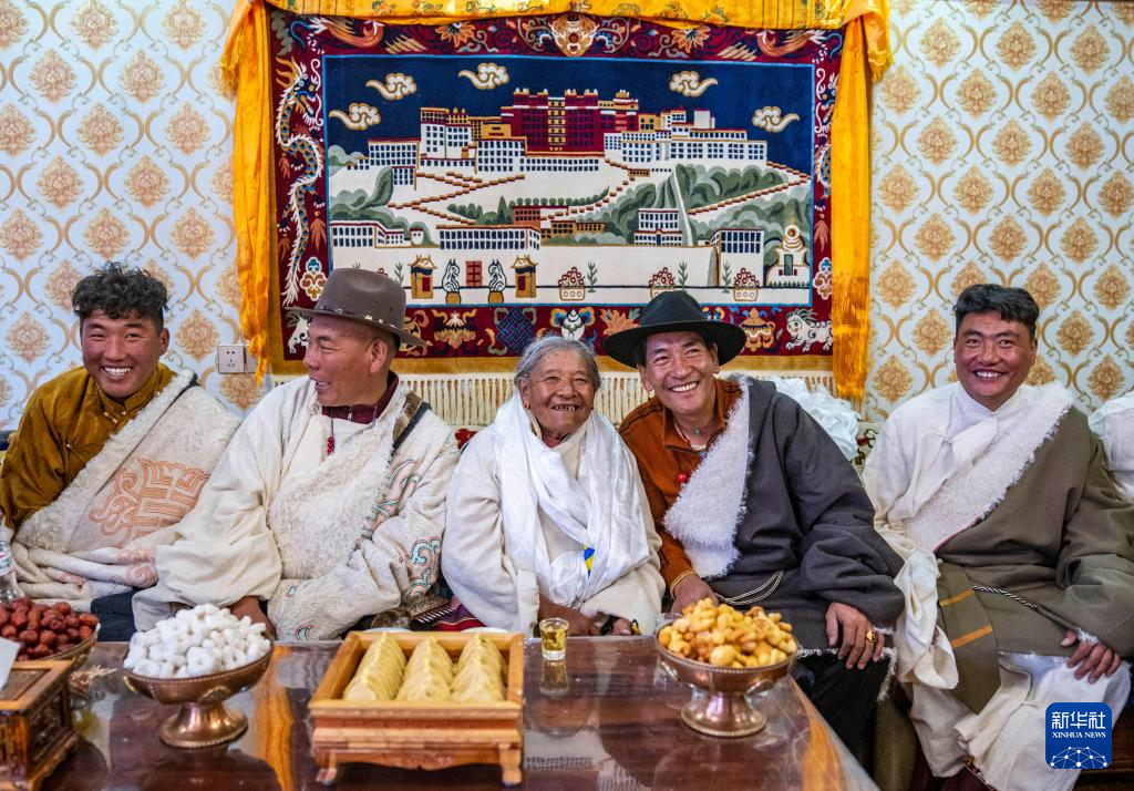 藏历新年遇上农历春节 藏北人家“四世同堂”年味浓