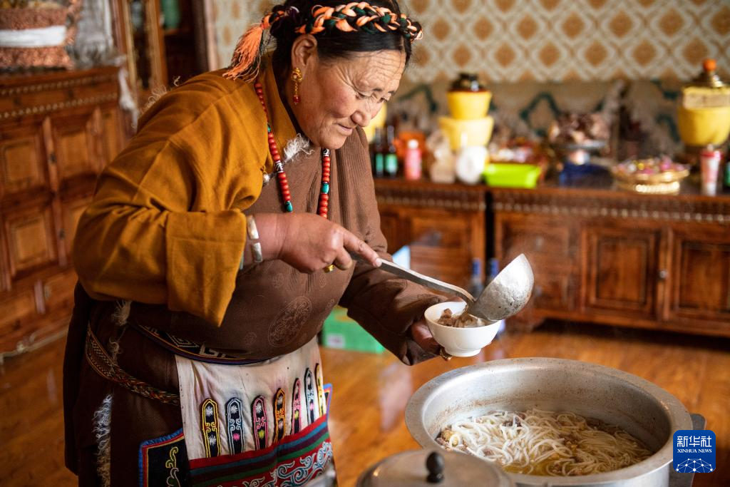 藏历新年遇上农历春节 藏北人家“四世同堂”年味浓