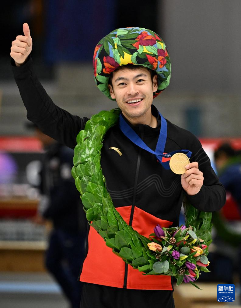 宁忠岩首获速滑短距离全能世锦赛冠军