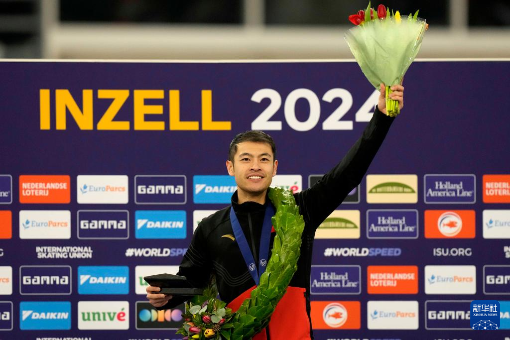 宁忠岩首获速滑短距离全能世锦赛冠军