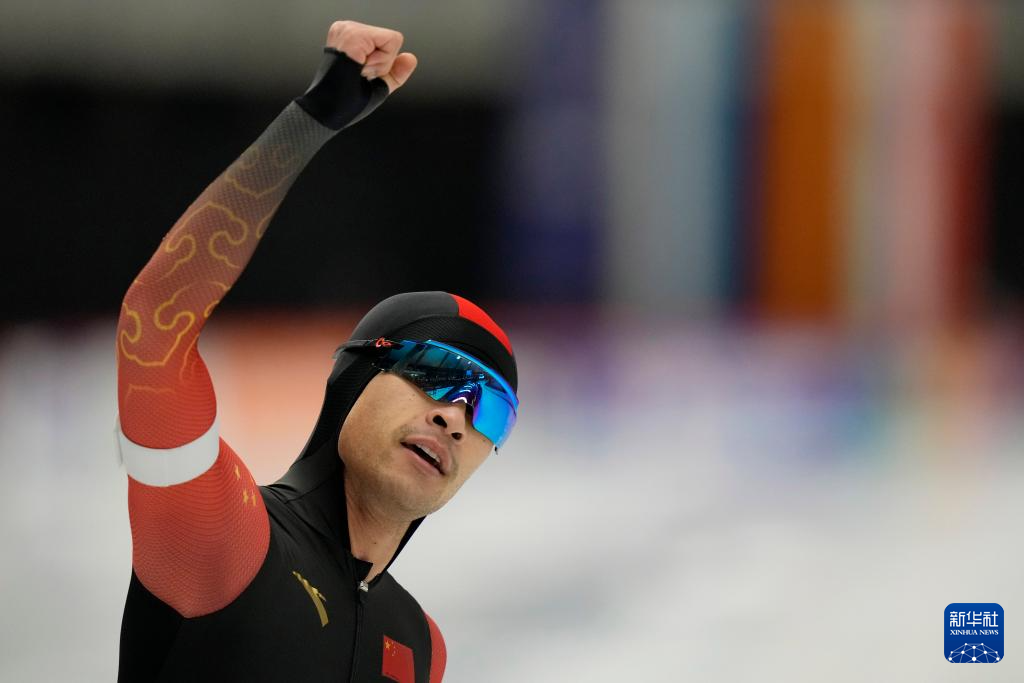 宁忠岩首获速滑短距离全能世锦赛冠军