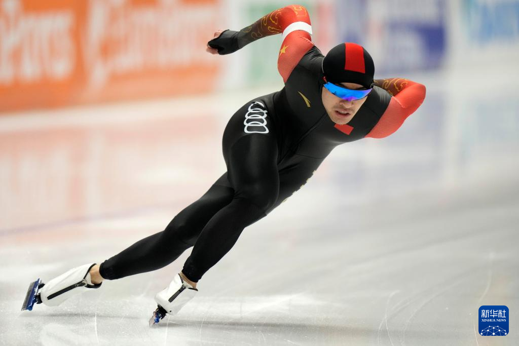 宁忠岩首获速滑短距离全能世锦赛冠军
