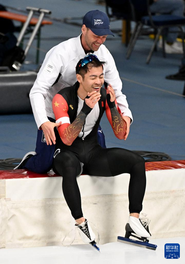 宁忠岩首获速滑短距离全能世锦赛冠军