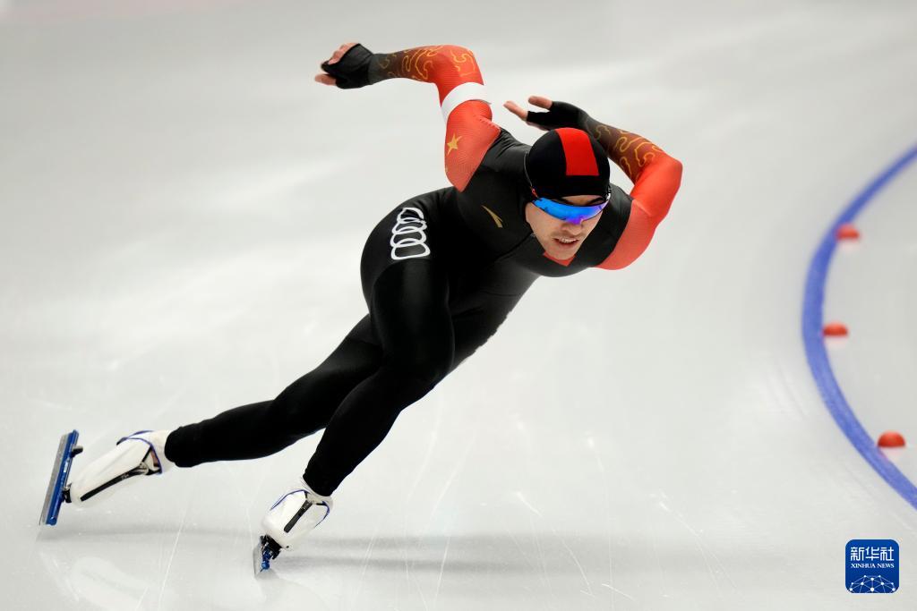 宁忠岩首获速滑短距离全能世锦赛冠军