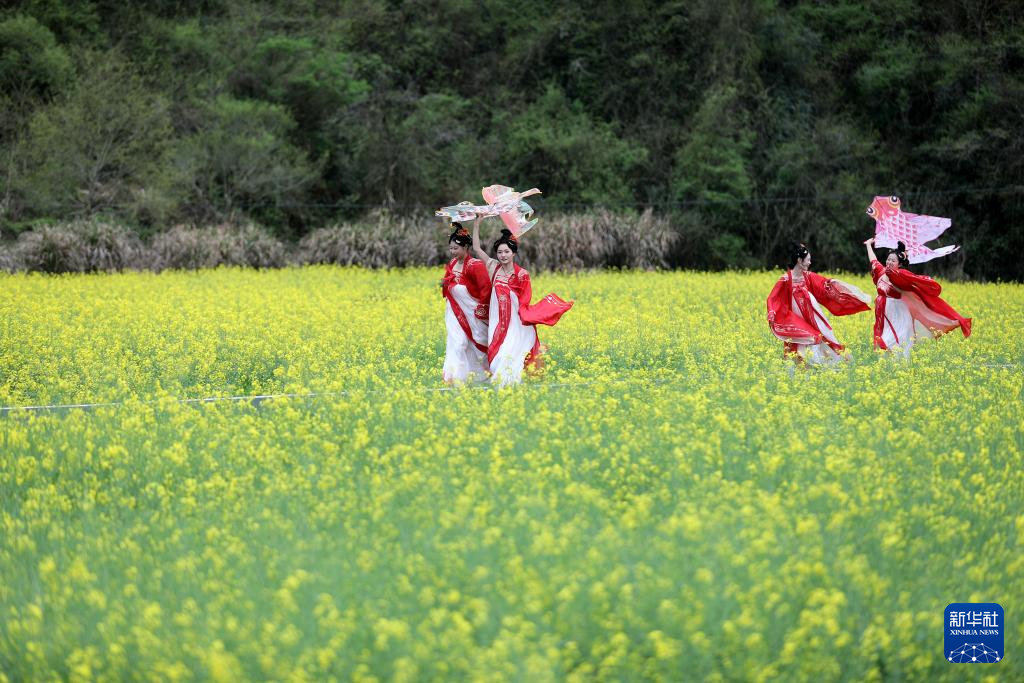 春花烂漫踏青时