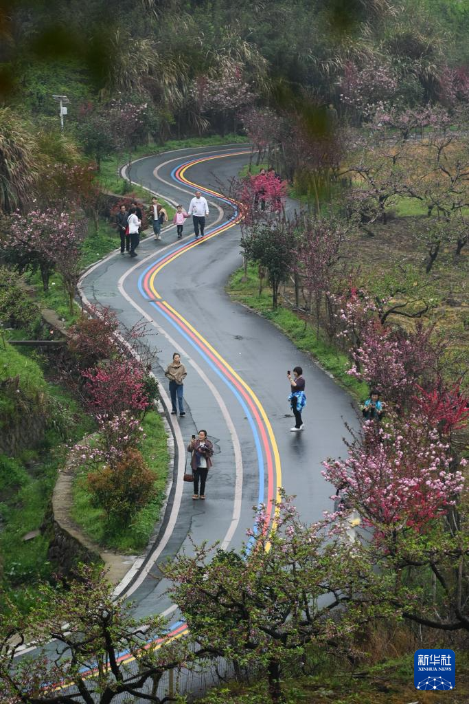 春花烂漫踏青时