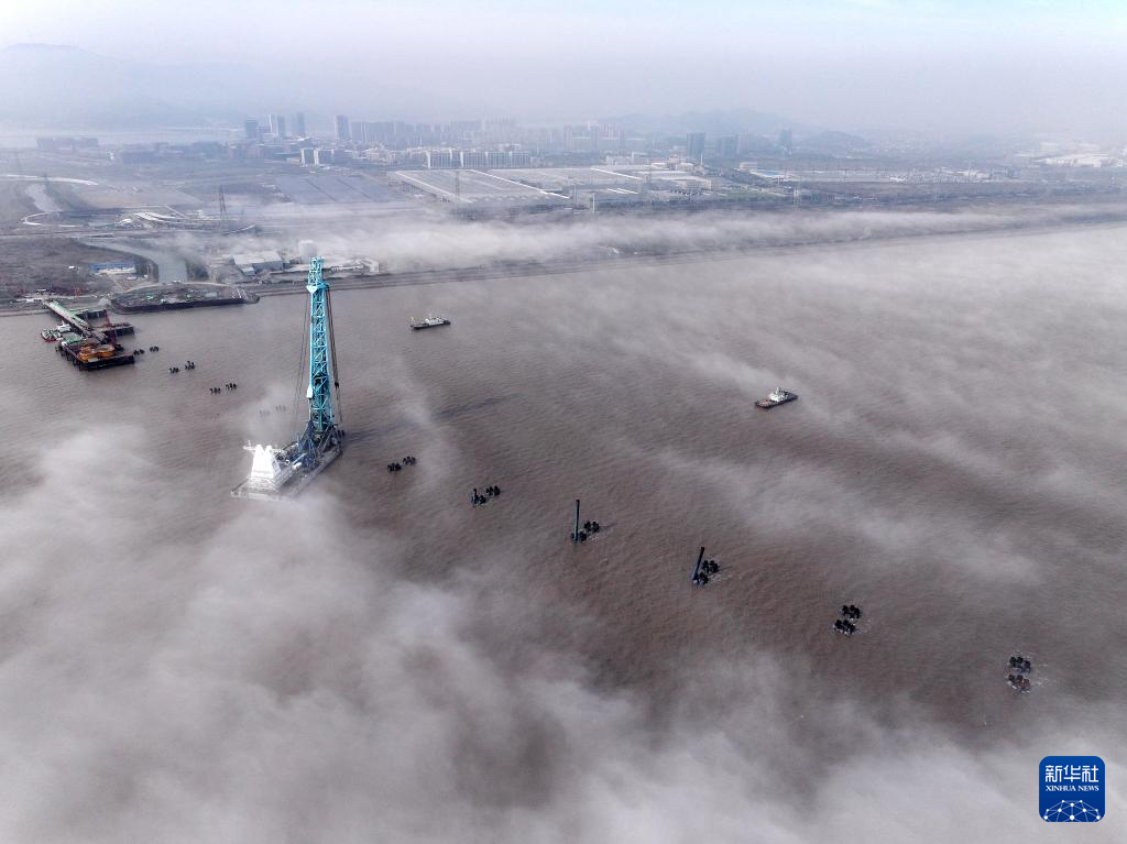浙江舟山：雾海筑基建大桥