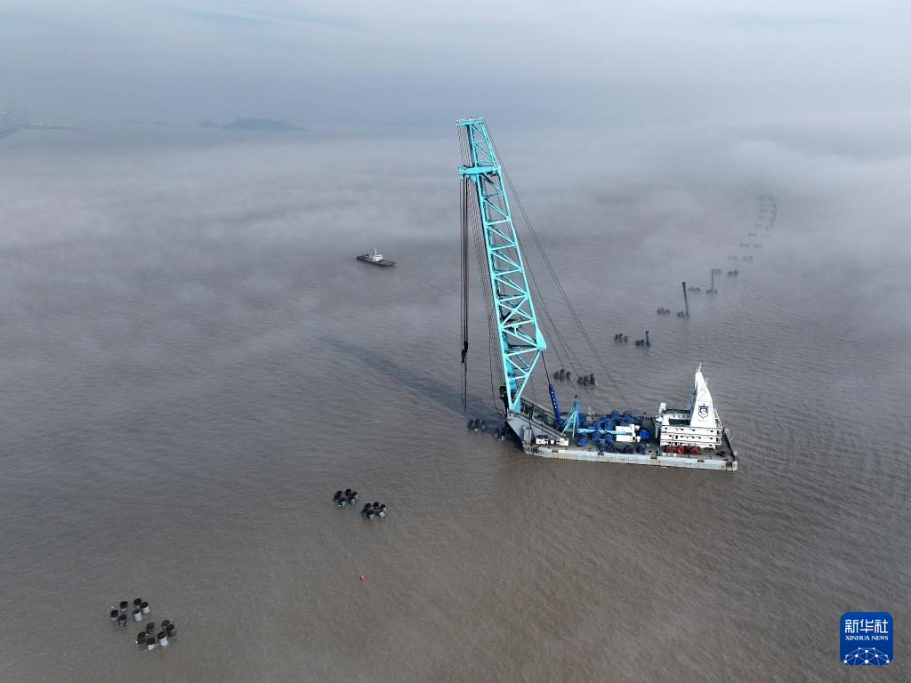 浙江舟山：雾海筑基建大桥