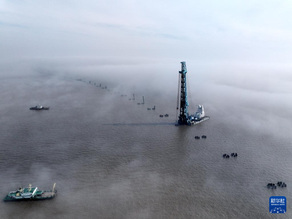 浙江舟山：雾海筑基建大桥