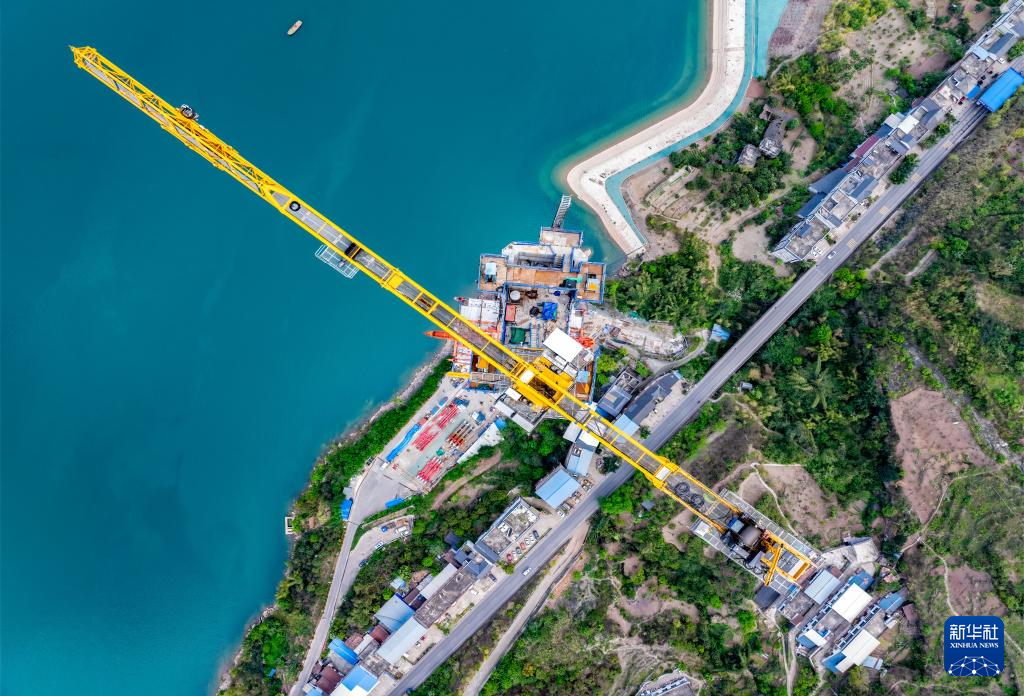 云南绥江:新市金沙江特大桥有序推进