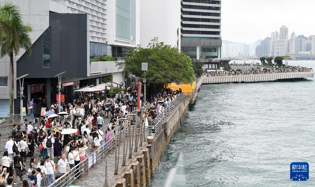 “五一”假期首日 香港迎来大批内地旅客