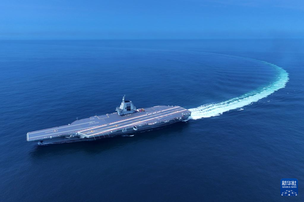 新华全媒＋丨中国海军福建舰顺利完成首次航行试验