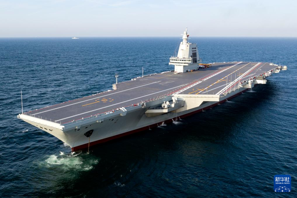 新华全媒＋丨中国海军福建舰顺利完成首次航行试验